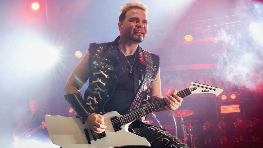 U.D.O.-Gitarrist Andrey Smirnov (hier mit Dirkschneider) am 16. März 2025 im Berliner Huxleys